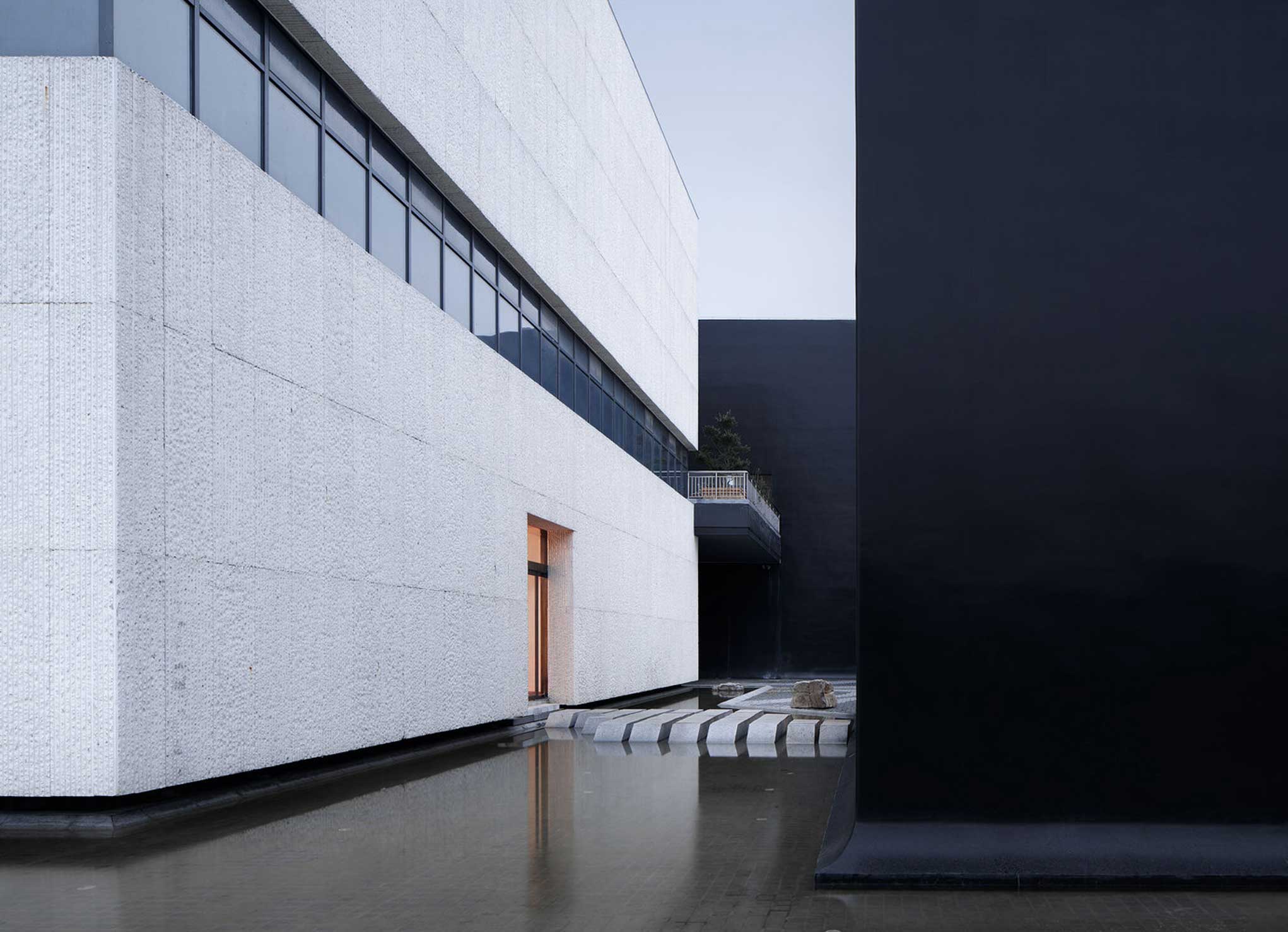 shuyang-art-gallery-uad-08-black-and-white-volume-contrast