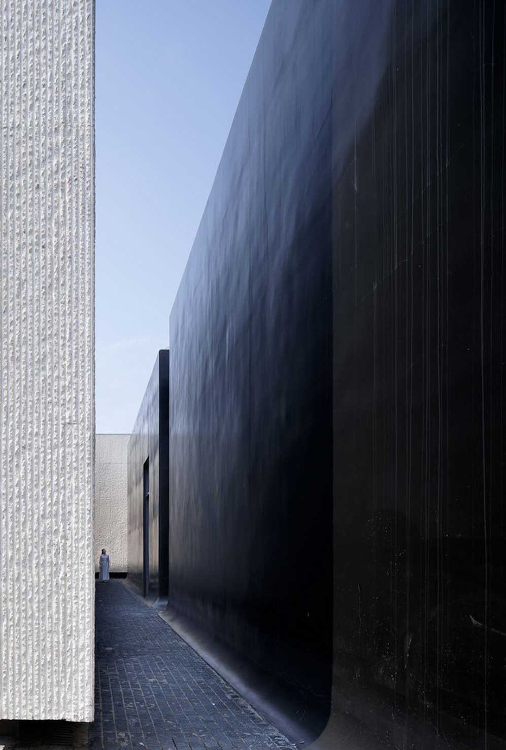 shuyang-art-gallery-uad-09-the-black-and-white-lane