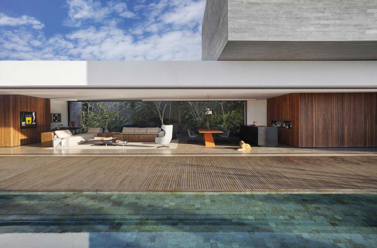 feature Orange House / Studio Guilherme Torres