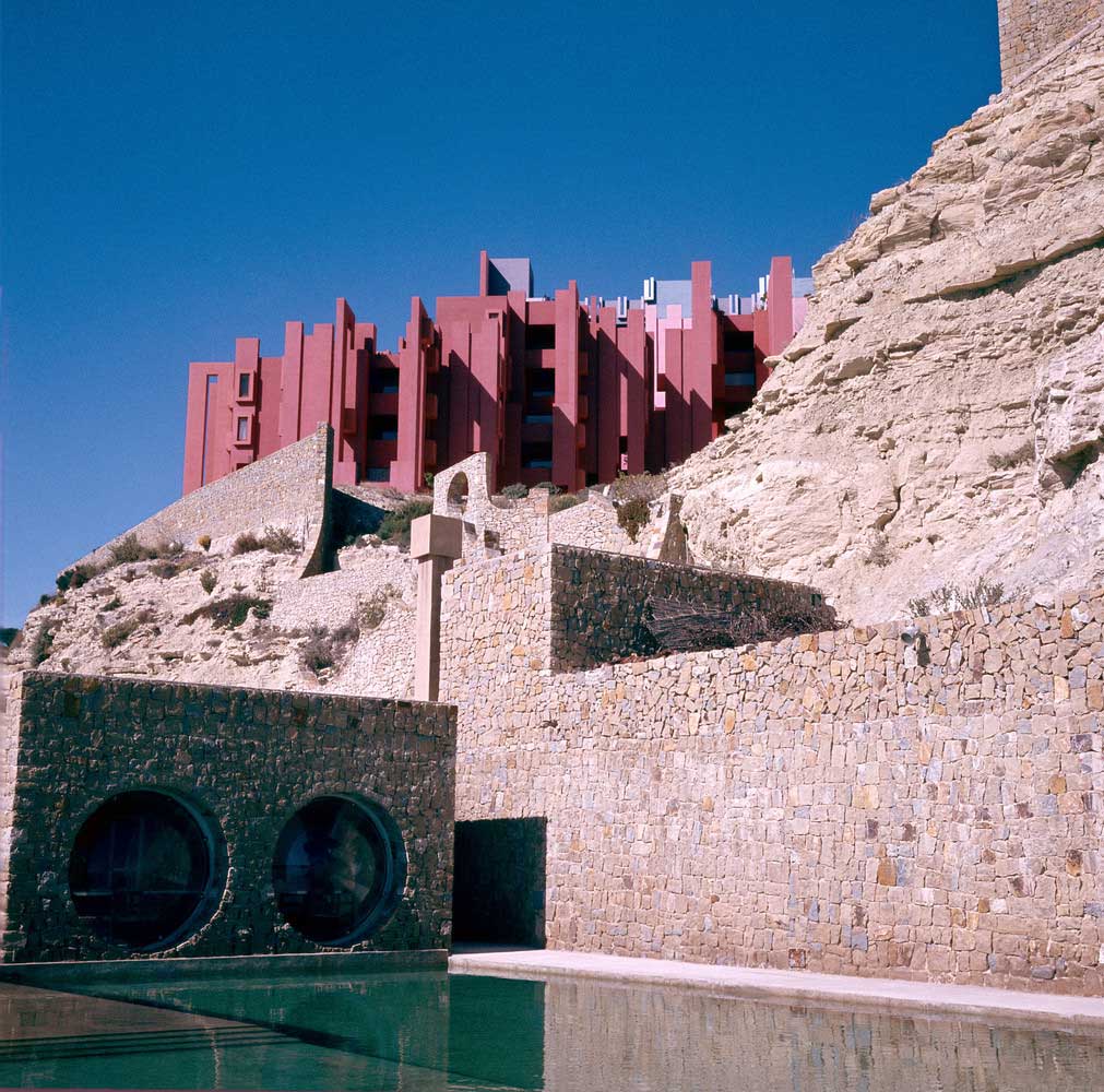 Ricardo_Bofill_Taller_de_Arquitectura_La_Muralla_Roja_Calpe_Spain_(10) La Muralla Roja