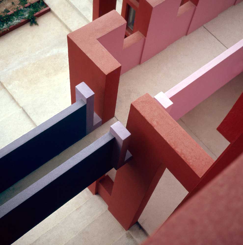 Ricardo_Bofill_Taller_de_Arquitectura_La_Muralla_Roja_Calpe_Spain_(2) La Muralla Roja