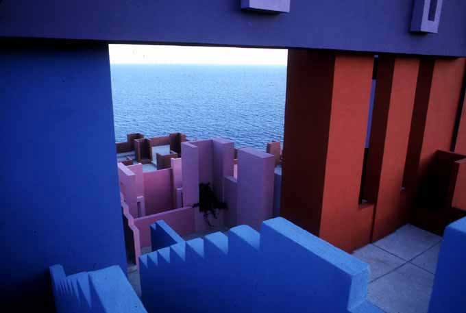 Ricardo_Bofill_Taller_de_Arquitectura_La_Muralla_Roja_Calpe_Spain_(4) La Muralla Roja