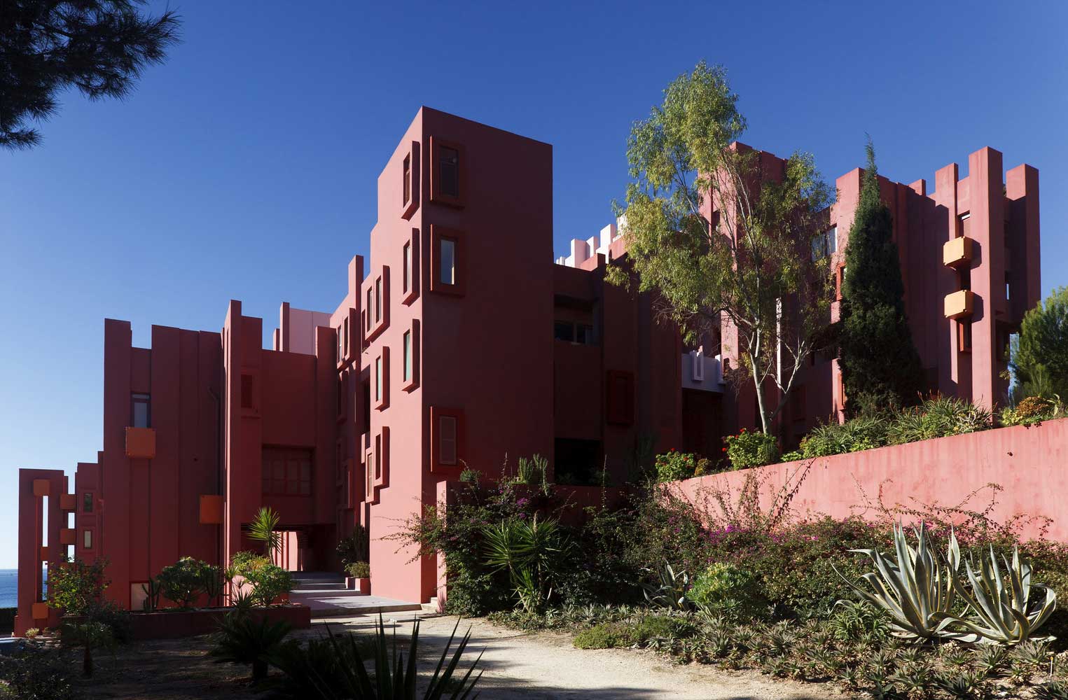 Ricardo_Bofill_Taller_de_Arquitectura_La_Muralla_Roja_Calpe_Spain_(9) La Muralla Roja